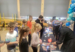 Dzieci podczas wróżb.