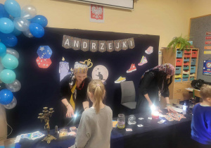 Dzieci podczas andrzejkowych wróżb.