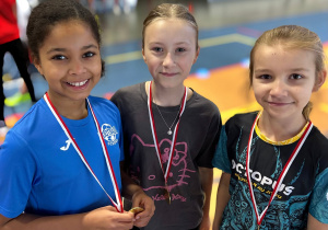 Dziewczęta z klasy 4 z medalami