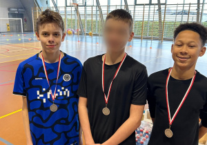 Chłopcy z klasy 8 z medalami