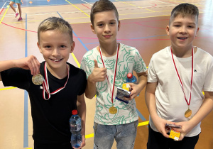 Chłopcy z klasy 4 prezentują medale