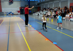 Uczennice przygotowane do biegu