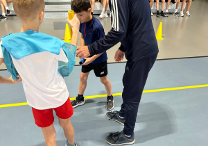 Nauczyciel instruuje uczniów przed biegiem