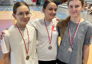 Uczennice z klasy 7 prezentują medale