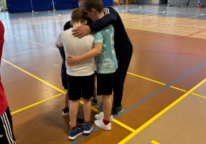 Nauczyciel wspiera uczniów przed startem