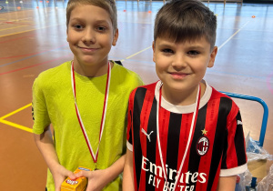 Uczniowie klasy 6 prezentują medale