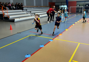 Uczniowie klasy 2 podczas biegu