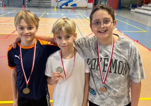 Uczniowie klasy 5 prezentują medale