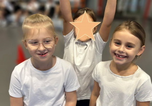 Uczennice klasy 1 cieszą się po biegu