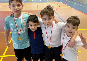 Uczniowie klasy 3 z medalami