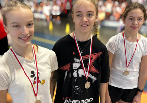 Uczennice klasy 6 z medalami