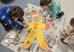 Dzieci ozdabiają "Pana Ciastka"