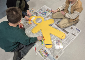 Dzieci ozdabiają "Pana Ciastka"