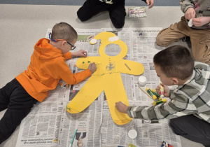 Dzieci ozdabiają "Pana Ciastka"