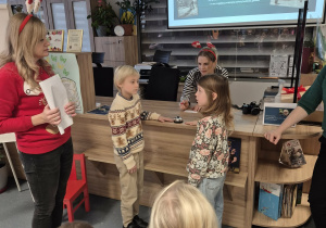 Dzieci odpowiadają na zagadki.