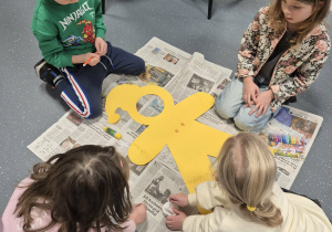 Dzieci ozdabiają "Pana Ciastka"