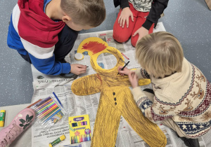 Dzieci ozdabiają "Pana Ciastka"