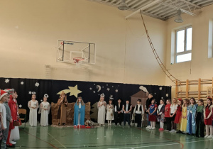 Wszyscy uczniowie podczas jasełkowego przedstawienia