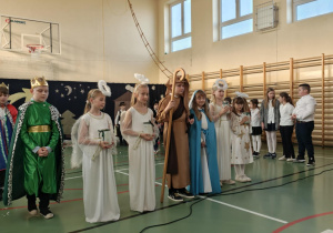 Uczniowie klase 2 i 3 podczas jasełek przebrani za anieli, królów, Maryję i św. Józefa