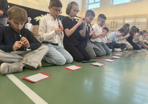 Uczniowie klasy 6 grający na flażoletach