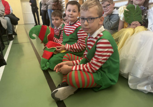 Dzieci przebrane za Efy oczekują na występ