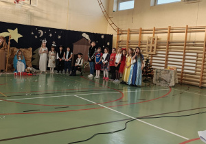 Uczniowie podczas występu jasełkowego