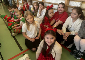 Uczniowie i uczennice klasy 2 i 3 w oczekiwaniu na występ