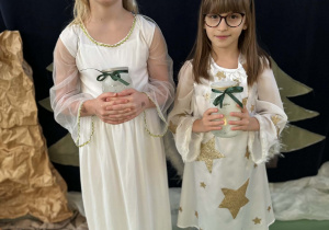 Dwie dziewczynki przebrane za anioły