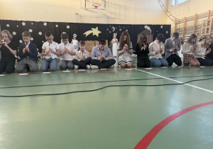 Uczniowie klasy 6 grający na flażoletach