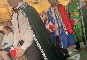 Uczniowie przebrani za królów wchodzą na scenę.