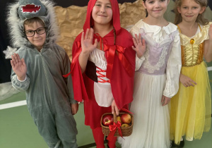 Uczniowie w bajkowych strojach pozują do zdjęcia