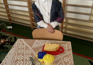 Uczennica przebrana za gospodynię