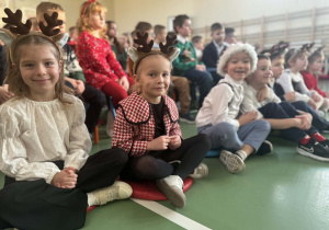 Uczniowie z RPP oglądają przedstawienie