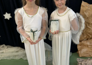 Dwie dziewczynki przebrane za anioły