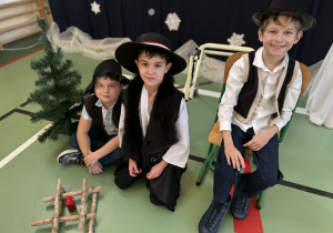 Trzech uczniów przebranych za pasterzy