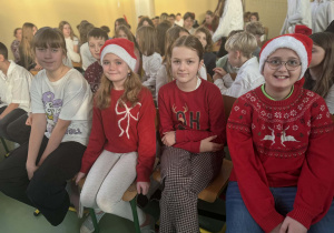 Uczniowie klasy 5 oglądają przedstawienie