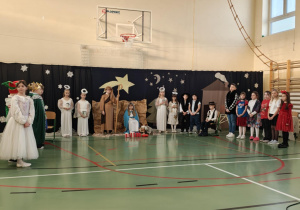 Uczniowie uczestniczący w przedstawieniu jasełkowym