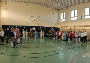 Uczniowie uczestniczący w przedstawieniu jasełkowym