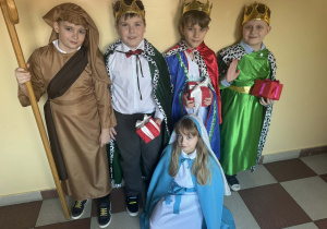 Uczniowie przebrani za królów, Maryję oraz Józefa oczekują na przedstawienie