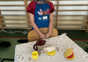 Dziewczynka przebrana za gospodynię