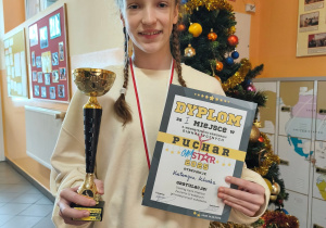 Uczennica z dyplomem i pucharem