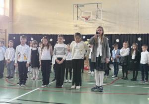 Uczniowie podczas występu