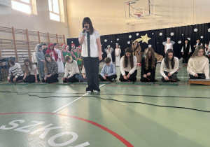 Dziewczyna śpiewa piosenkę podczas występu