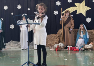 dziewczynka gra na skrzpcach