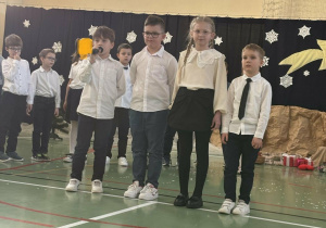 Uczniowie podczas występu