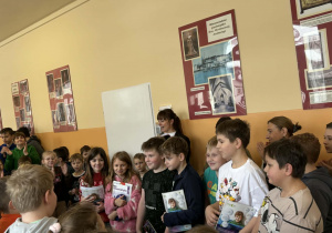 Uczniowie podczas uroczystego apelu odbierają nagrody