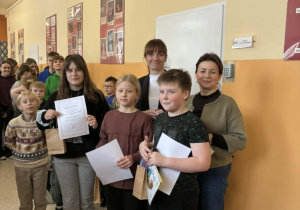 Uczniowie z dyplomami