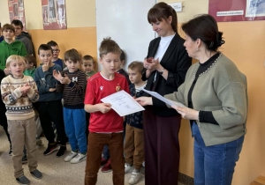 Uczniowie podczas uroczystego apelu odbierają nagrody