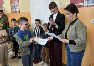 Uczniowie podczas uroczystego apelu odbierają nagrody
