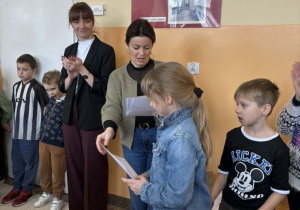 Uczniowie podczas uroczystego apelu odbierają nagrody